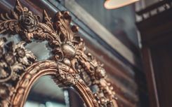 Ein antiker Spiegel hängt an einer Wand